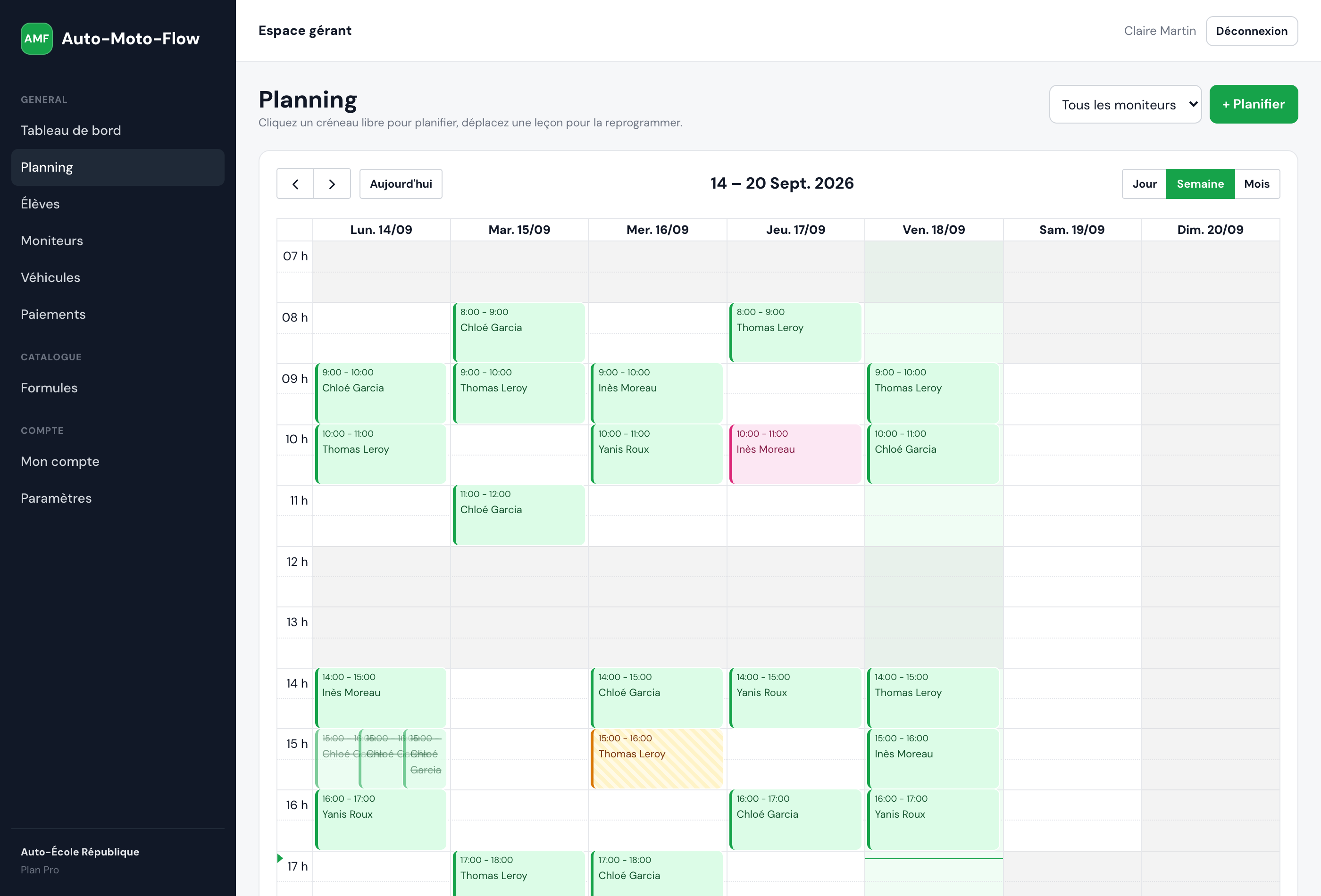 Le planning hebdomadaire d'une auto-école dans Auto-Moto-Flow, avec les leçons colorées par type et les heures de fermeture grisées.